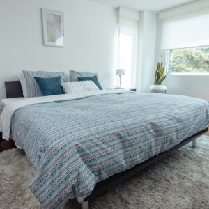 duvet reversible moderno de estampado celeste, azul y uva/reverso: blanco